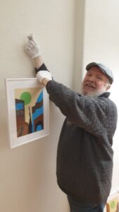 Vernissage Farbe, Form & Fantasie Bernd Wilms Bernd Wilms im Quatier 36 bei der Hängung seiner Bilder.