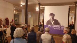 Mitglieder des Kunstvereins vor dem Portrait des Künstlers Jens Ferdinand Willumsen mit Dr. Borges