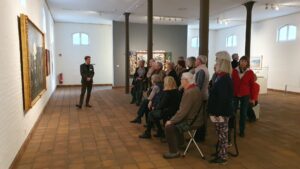 Mitglieder des Kunstvereins bei der Führung durch die Ausstellung im Schloss Gottorf mit Dr. Borges.