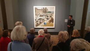 Mitglieder des Kunstvereins bei der Führung durch die Ausstellung im Schloss Gottorf mit Dr. Borges.