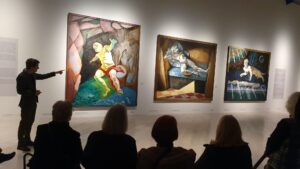 Mitglieder des Kunstvereins bei der Führung durch die Ausstellung im Schloss Gottorf mit Dr. Borges.
