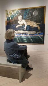 Mitglied des Kunstvereins vor dem Gemälde "Das Rätsel des Himmels". im Schloss Gottorf.