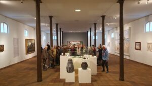 Mitglieder des Kunstvereins bei der Führung durch die Ausstellung im Schloss Gottorf mit Dr. Borges.