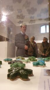 Mitglieder des Kunstvereins bei der Führung durch die Ausstellung im Schloss Gottorf mit Dr. Borges.