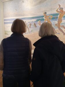 Mitglieder des Kunstvereins bei der Führung durch die Ausstellung im Schloss Gottorf vor dem Gemälde "Badende Kinder am Strand von Skagen" Generalprobe