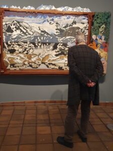 Mitglied des Kunstvereins bei der Führung durch die Ausstellung im Schloss Gottorf mit Dr. Borges.