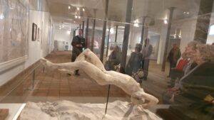 Mitglieder des Kunstvereins bei der Führung durch die Ausstellung im Schloss Gottorf mit Dr. Borges.