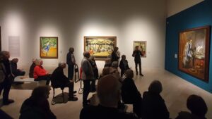 Mitglieder des Kunstvereins bei der Führung durch die Ausstellung im Schloss Gottorf mit Dr. Borges.