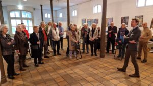 Mitglieder des Kunstvereins bei der Führung durch die Ausstellung im Schloss Gottorf mit Dr. Borges.