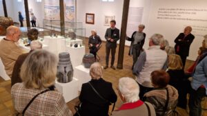 Mitglieder des Kunstvereins bei der Führung durch die Ausstellung im Schloss Gottorf mit Dr. Borges.