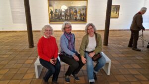 Mitglieder des Kunstvereins bei der Führung durch die Ausstellung im Schloss Gottorf vor einem Gemälde von Willumsen