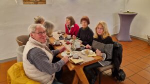 Mitglieder des Kunstvereins an der Kaffeetafel im Schlosscafe