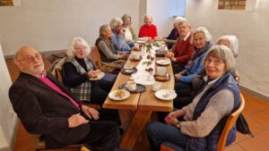 Mitglieder des Kunstvereins an der Kaffeetafel im Schlosscafe