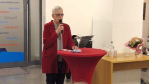 Vernissage Farbe, Form & Fantasie Bernd Wilms Inke Asmussen hält die Begrüßungsrede