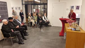 Vernissage Farbe, Form & Fantasie Bernd Wilms Inke Asmussen und Gäste der Vernissage bei der Begrüßungsrede