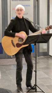 Vernissage Farbe, Form & Fantasie Bernd Wilms Anke Steensbeck mit Gitarre