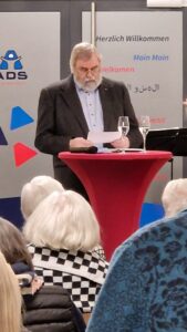 Vernissage Farbe, Form & Fantasie Bernd Wilms Klaus Müller hält eine Rede