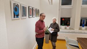 Vernissage Farbe, Form & Fantasie Bernd Wilms Karin Hupe und Christian Conrad vor Collagen von Bernd Wilms