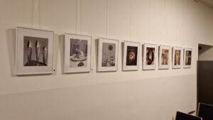 Vernissage Farbe, Form & Fantasie Bernd Wilms Acht gerahmte Collagen in den Farben grau bis gold