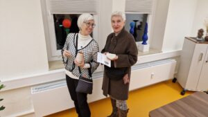 Vernissage Farbe, Form & Fantasie Bernd Wilms Karin Hupe mit Freundin vor Skulpturen von Bernd Wilms
