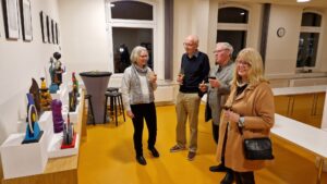 Vernissage Farbe, Form & Fantasie Bernd Wilms Gäste der Vernissage vor Skulpturen von Bernd Wilms