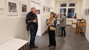 Vernissage Farbe, Form & Fantasie Bernd Wilms Susanne Pertiet im Gespräch vor Collagen und Skulpturen von Bernd Wilms