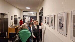 Vernissage Farbe, Form & Fantasie Bernd Wilms Bernd Wilms im Gespräch mit Gästen der Vernissage im Foyer des Quartier 36