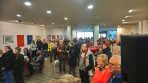 Das Foyer des KulturL voll mit Bildern an den Wänden und voll von Menschen