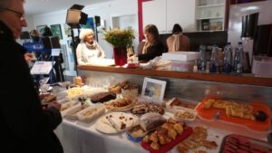Buffet mit vielen Kuchen und Snacks