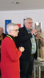 Bürgermeister Dose mit Inke Asmussen bei der Eröffnung der Mitbringausstellung