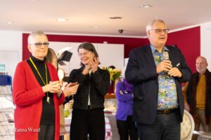 Inke Asmussen, Susanne Pertiet und Bürgermeister Dose während der Eröffnungsfeier der Mitbringausstellung im Hintergrund Hans-Joachim Hupe