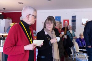 Inke Asmussen bei der Mitbringausstellung mit anderen Teilnehmerinnen