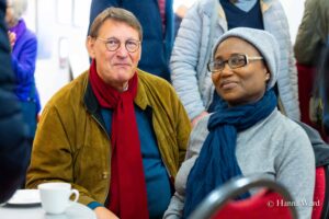 Gäste der Mitbringausstellung eine dunkelhäutige Frau und ein weißer Mannn