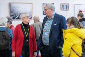 Inke Asmussen und Bürgermeister Dose im Gespräch vor Bildern der Mitbringausstellung