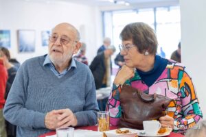 Gäste der Mitbringausstellung im Gespräch mit Claus Vahle
