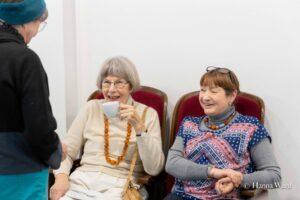 Gäste der Mitbringausstellung im Gespräch. Dr. Anke Carstens-Richter und Uta Neumann