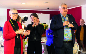 Inke Asmussen, Susanne Pertiet und Herr Dose halten eine Ansprache