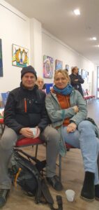 Zwei Besucher, eine Frau und ein Mann, der Finissage.