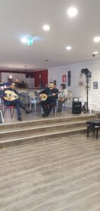 Zwei Musiker auf der Empore ihre Instrument spielend.
