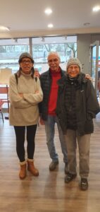 Drei Besucher, zwei Frauen und ein Mann, der Finissage.