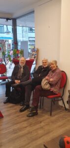 Drei Besucher der Finissage, zwei Männer und eine Frau.