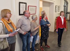 Ilse Demasius im Foyer des Quartier 36 mit fünf Besucher, vier Frauen und ein Mann.