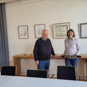 Ilse Demasius vor ihren Zeichnungen im Quartier 36 beim Hängen der Bilder.