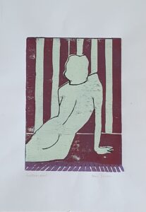 Holzschnitt eines weiblichen Aktes in weiß mit gestreiften Hintergrund in rot und weiß.