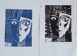 Zwei Zustandsdrucke eines Holzschnitt eines weiblichen Gesichts. Einmal blau und einmal schwarz.
