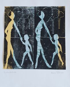 Holzschnitt in den Farben schwarz, gelb und blau. Eine Frau hält ein Kind an der Hand. Stilisierte Bäume im Hintergrund.