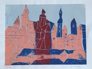 Holzschnitt einer Stadtansicht im Stile von Hundertwasser in den Farben altrosa, burgund und blau vor hellblauem Himmel.