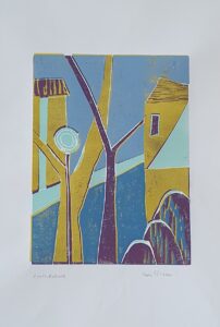 Holzschnitt einer Straße mit zwei Häusern, einem stilisierten Baum und drei Büschen in blau, gelb und violett.