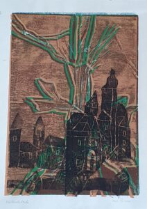 Holzschnitt einer Stadtansicht vor hellbraunem Hintergrund mit angedeutetem Baum in grün.