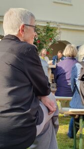 Gäste der Veranstaltung lauschen der Lesung.